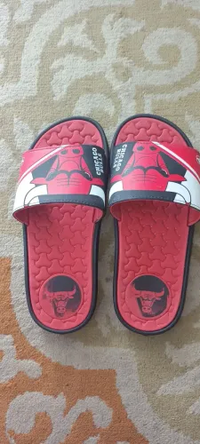 PAR DE CHINELO NBA CHICAGO BULLS ORIGINAL USADO.