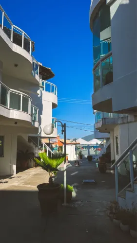 Apartamento em condomínio de frente para a Praia dos Anjos