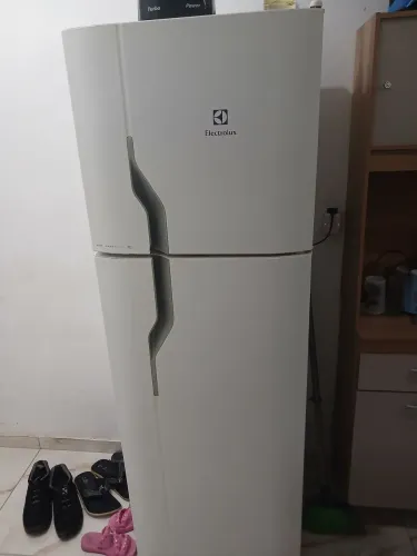 Geladeira electrolux gelando so em cima !
