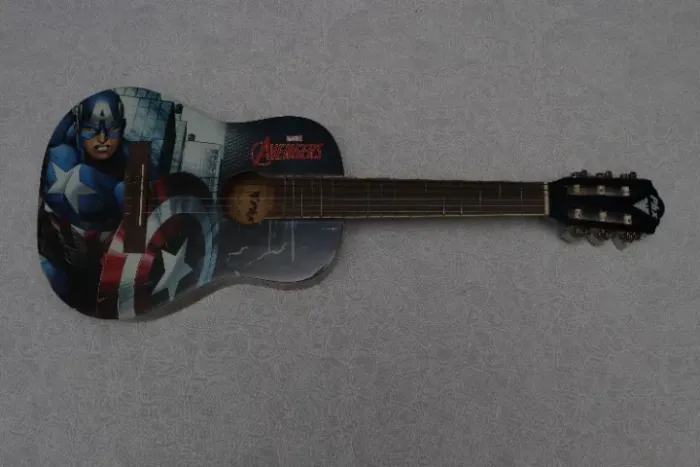 Violão infantil Avengers