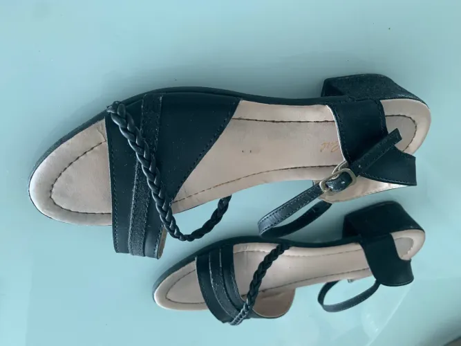 Sandália Feminina em Couro Preta Salto Baixo 3,5 cm Elegante e Confortável StreetCal N.34