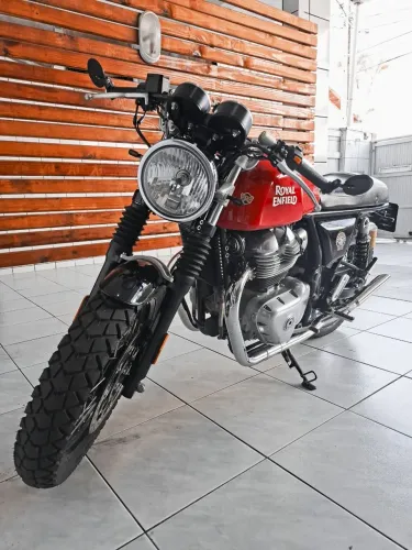 Royal Enfield Continental GT 650cc 2023 - Revisada e com acessórios
