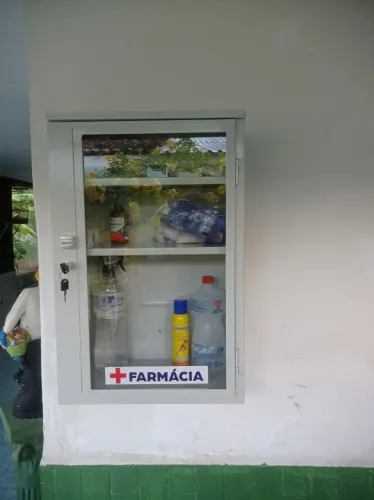 Armário de parede c vidros.