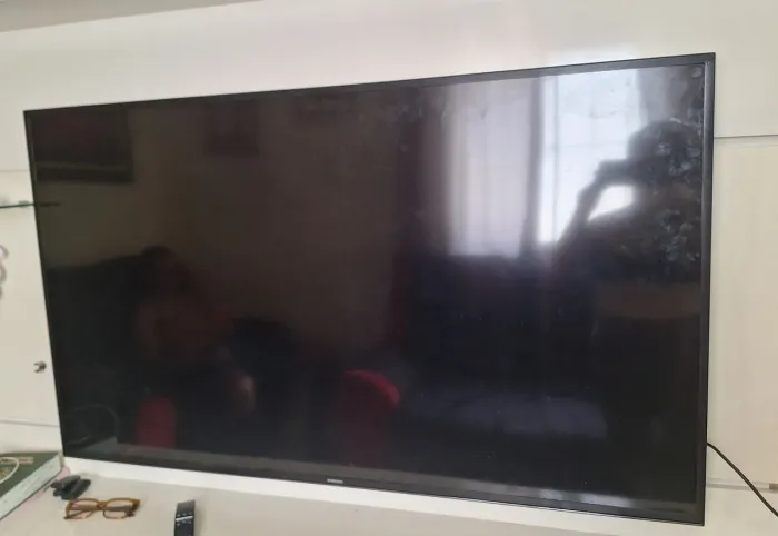 Tv com o display quebrado.