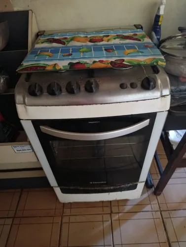 Fogão 4 bocas com forno, funcionando perfeitamente