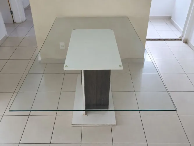 Mesa para 6 lugares com tampão de vidro
