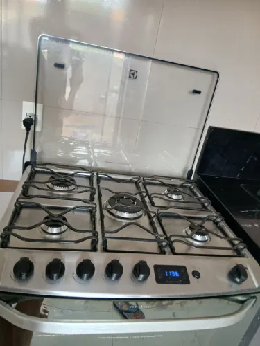Fogão a gás Eletrolux 5 bocas, forno e grill seminovo