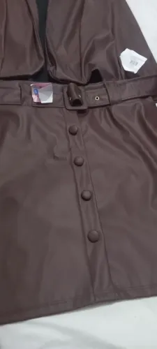 conjunto jaqueta e saia couro fake