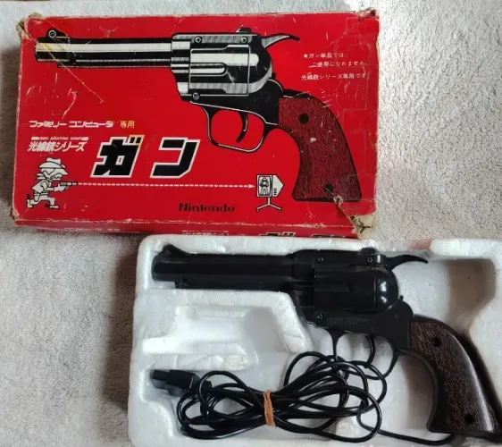 RELÍQUIA, Pistola Laser Gun Famicom (Nintando) Bandai e 3 Jogos