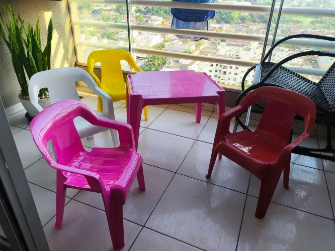 Kit mesinha de plástico com 4 cadeiras infantil 