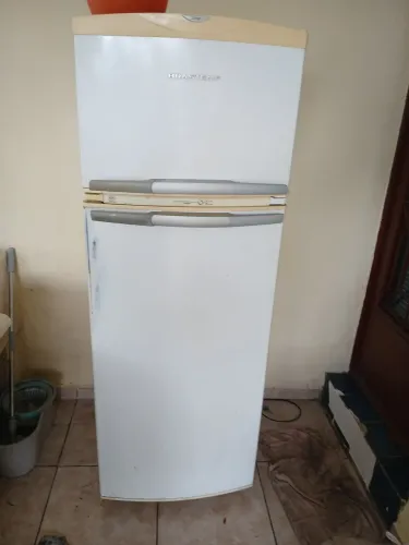 Vendo geladeira bom estado de conservação 550