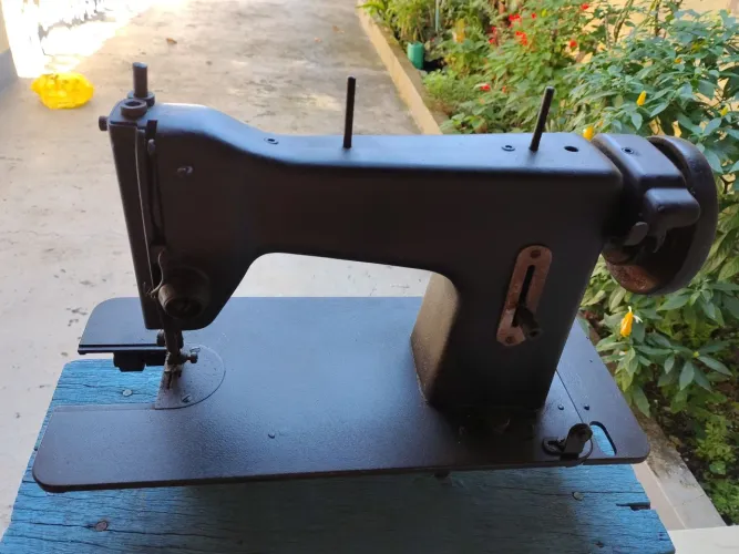 Máquina de costura antiga King peça de colecionador  museu