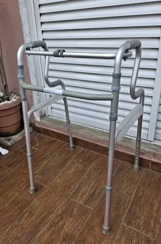Andador de aluminio mobil saude articulado e fixo com ajuste de altura