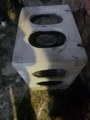 Uma caixa pra ar condicionado 