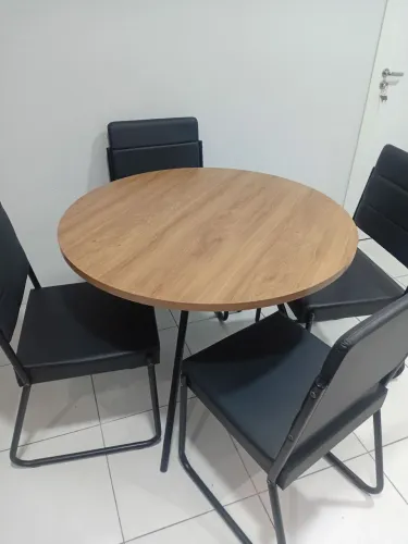 VENDO MESA POUCO USADA E 4 CADEIRAS EM OTIMO ESTADO