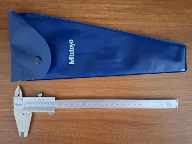 Paquimetro Mitutoyo mecânico grande de 200mm de curso/ 0.02mm 