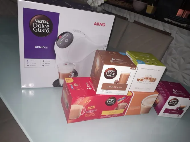 Cafeteira semi nova + brinde de 04 xícaras