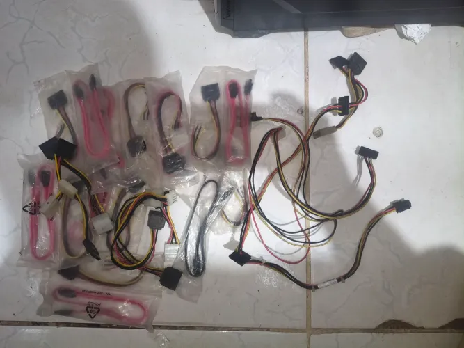 Cabos sata molex p4