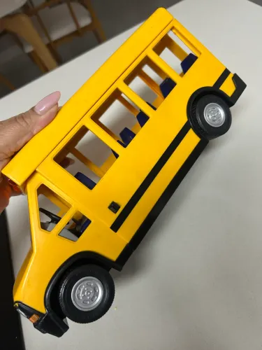Ônibus Playmobil CIT Life amarelo acende os faróis