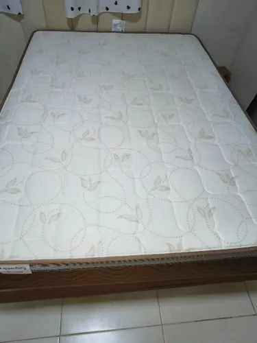 Cama casal com colchão de molas