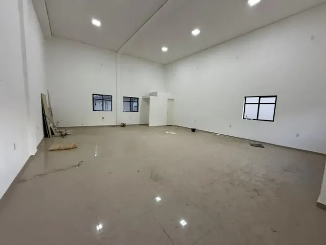 Salão Comercial novo, c/estacionamento e no meio de 100 apartamentos