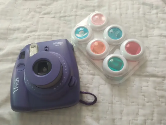 Instax mini oito na cor rocha mais seis filmes de cor
