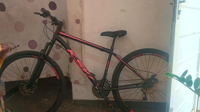 Vendo uma bicicleta ? aro 29,sou a única dona, bem conservada nunca quebrou uma peça.