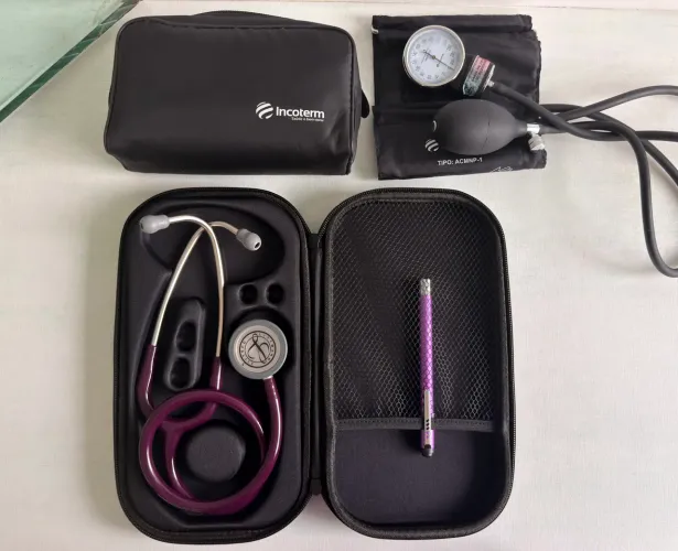 Kit Esfigmomanômetro Incoterm + Porta Estetoscópio + Lanterna