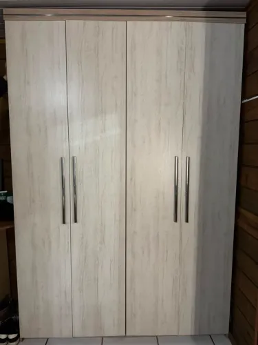 Vendo Armário Roupeiro 4 portas e 3 gavetas, excelente estado!