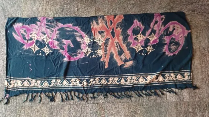 Canga de tecido escuro com franjas, 1,26 X 0,51