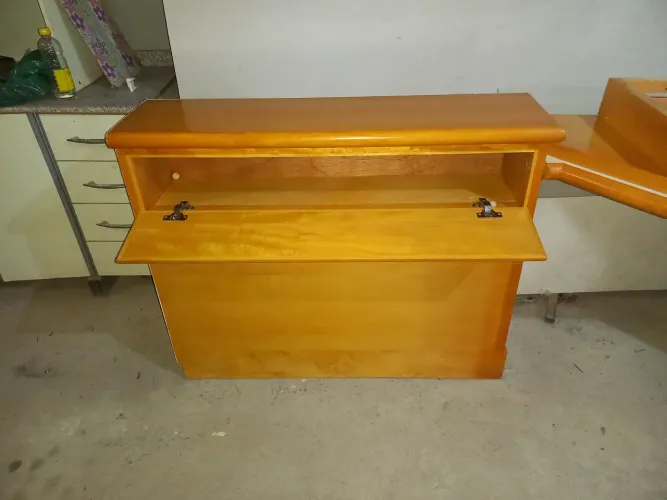 Cabeceira de cama com mesa de escritório