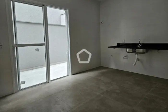 Sobrado à venda com 02 suítes, 02 vagas, 90m², no Jardim Pinheiros