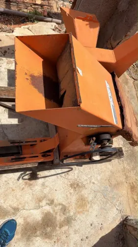 Vendo máquina laboremos. Corta palma e capim. Somente a máquina sem motor.