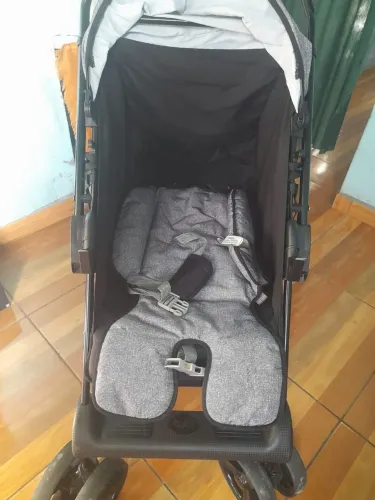 Vendo carrinho de bebê com a cadeirinha no valor de 700 reais até 600 eu pego no Pix