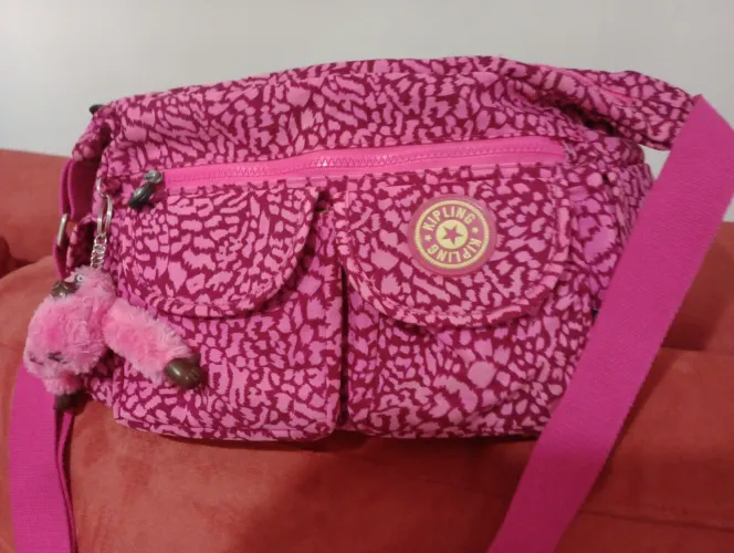 Vendo Linda Bolsa da Kipling,na cor rosa , repartiçoes dentro e fora,com duas. bolsinhas,