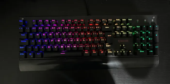 Teclado Mecânico Gamer Redragon Kala RGB, Switch Blue, ABNT-2, Full-Size, K557RGB
