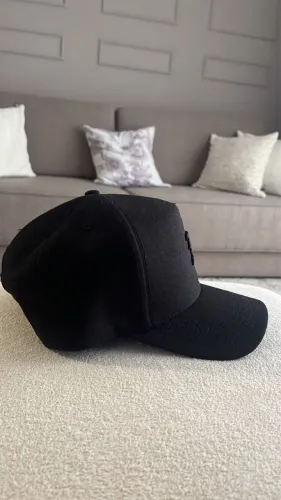 Boné BLCK novo