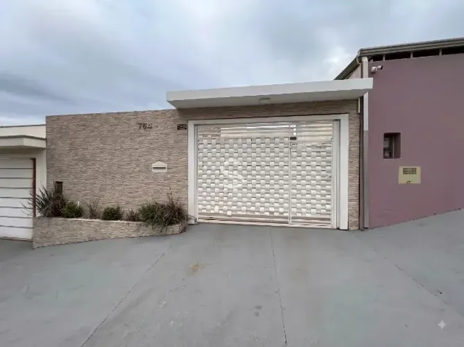 Imóvel com Excelente Potencial: Casa Principal + Estrutura para Mais 2 Quartos (Suíte)