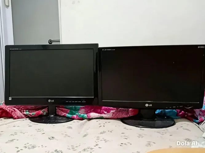 Duas telas de computador,para retirar peças