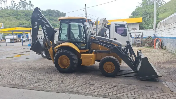 Retroescavadeira Volvo BL70, Ano 2011, Revisada, Cabinada com Ar Condicionado.