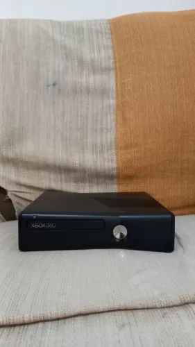 Xbox 360 Slim completo para vender com quatro controles