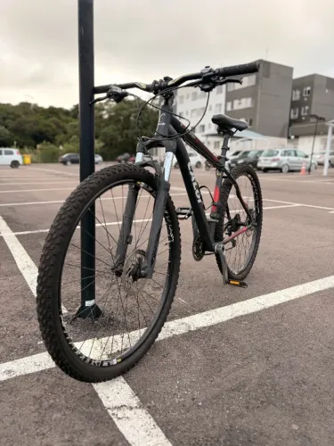 Bicicleta Caloi Explorer 30 Aro 29 (Quadro 19) - Kit Shimano + RockShox + Acessórios OPORT