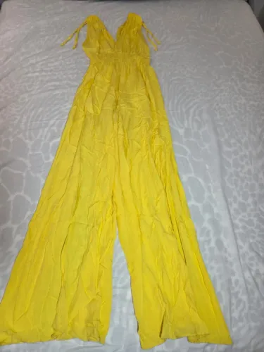 macacão amarelo