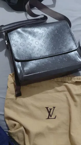 bolsa transversal Louis Vuitton Monogram Glacé Fonzie