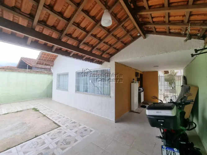 Casa com piscina no Jardim Real, á 400 metros da praia, com 02 dormitórios!!