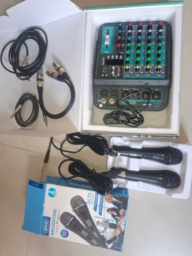 Mesa de som c/ microfones