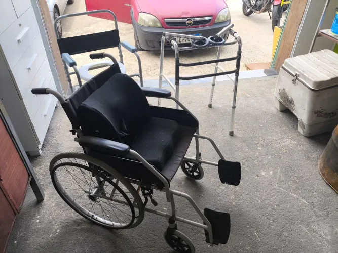 Cadeira de rodas +;cadeira de banho + andador