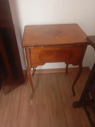 Mesinha antiga com máquina de costura em bom estado. 