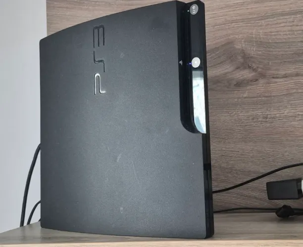PS3 Slim Desbloqueado + controle + cabos + jogos