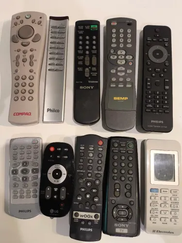 Lote com 10 Controles Remotos Variados (TV, Som, Ar) - Para Peças / Conserto / Sucata
